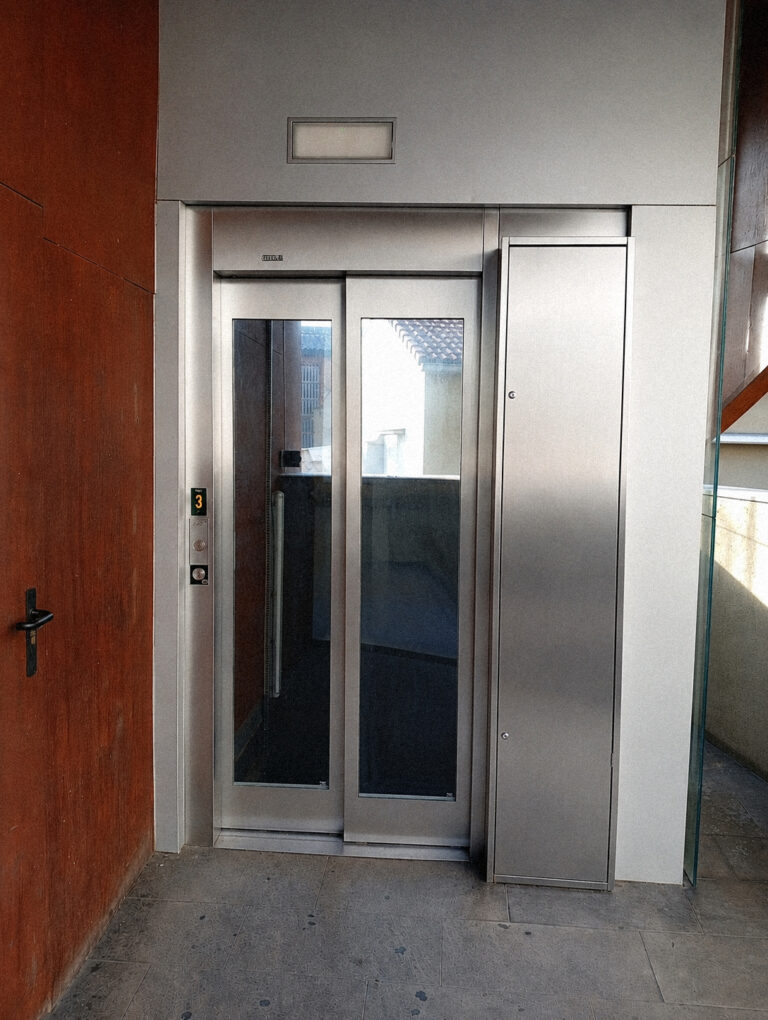 Ascensor con acero inoxidable restaurado y acabado satinado recuperado en comunidad de propietarios